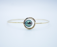 Load image into Gallery viewer, Tahitian Spirit Circle Bangle