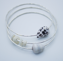 Load image into Gallery viewer, North Shore Shell Bangle